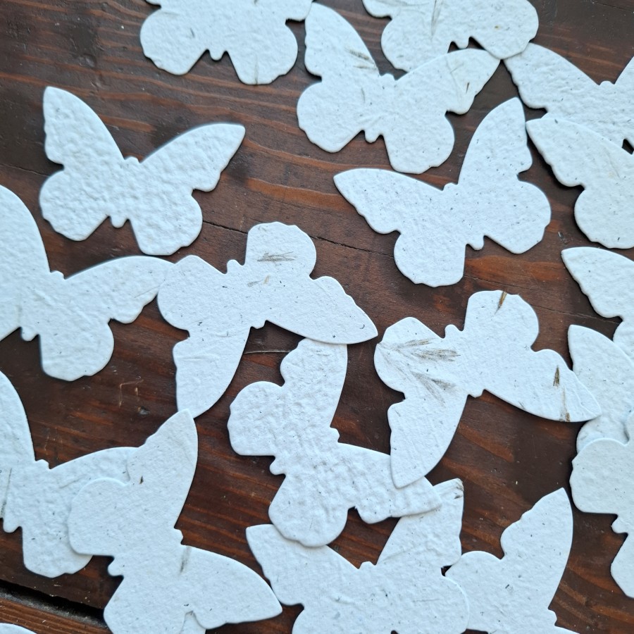 Perdirbto popieriaus drugeliai, balti