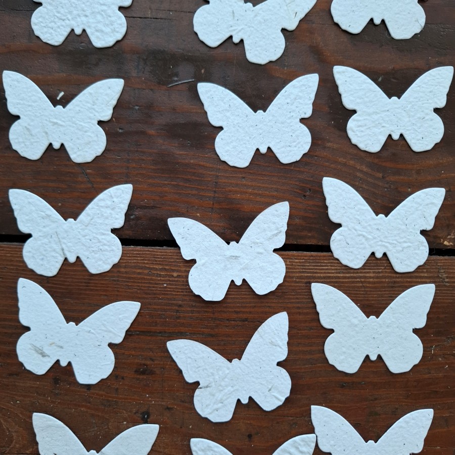 Perdirbto popieriaus drugeliai, balti