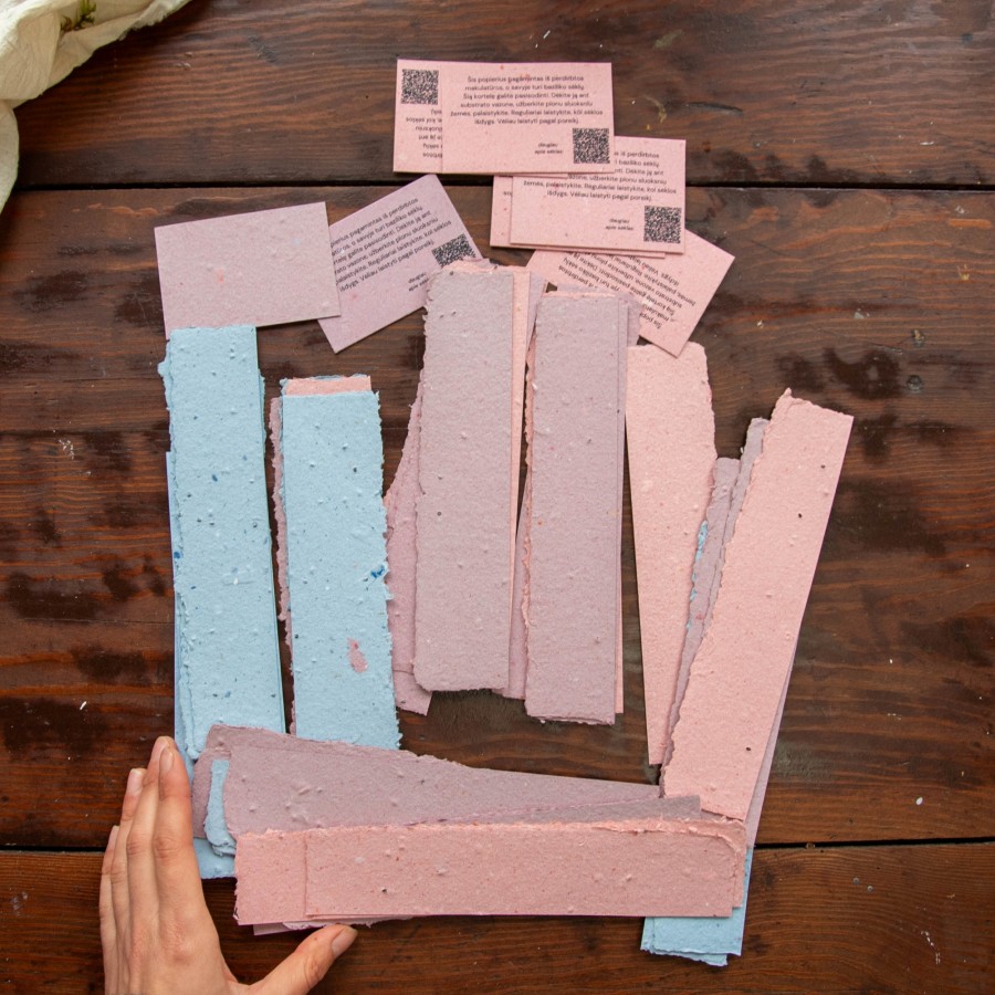 Perdirbto popieriaus su baziliko sėklomis atraižėlės