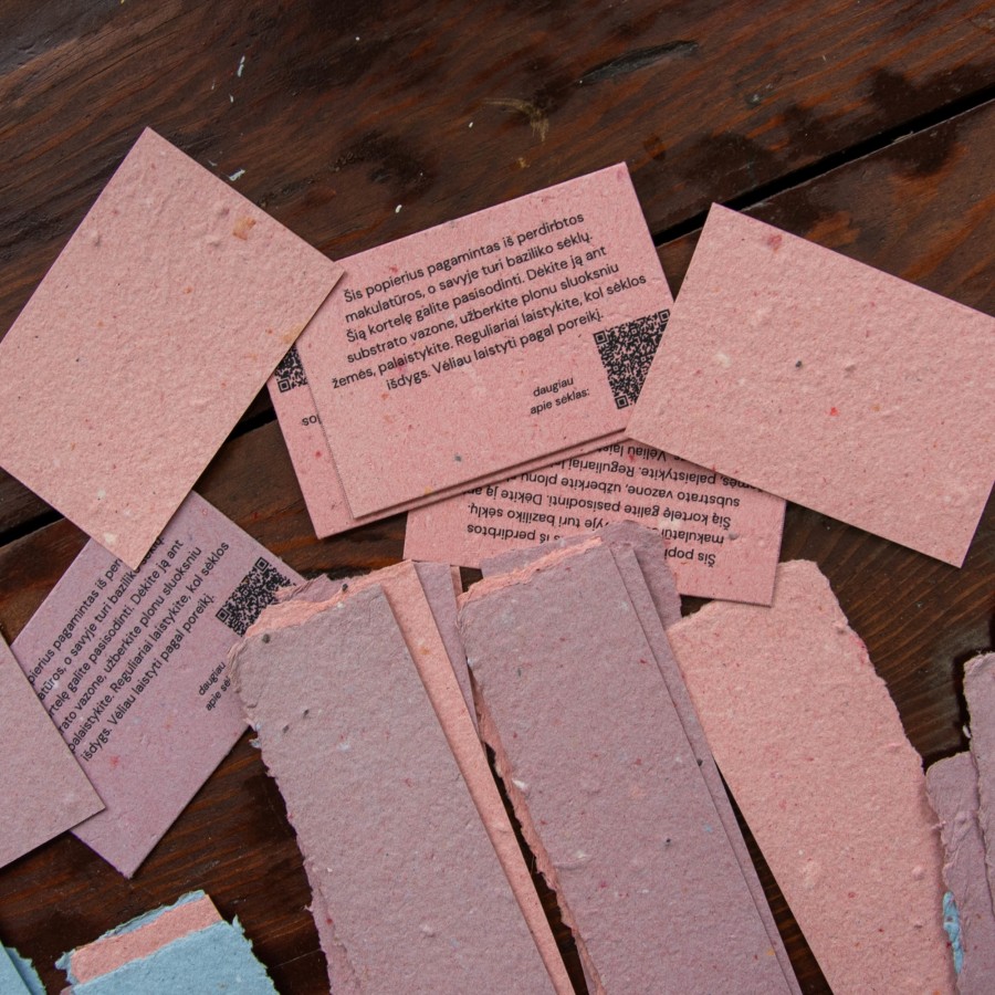 Perdirbto popieriaus su baziliko sėklomis atraižėlės