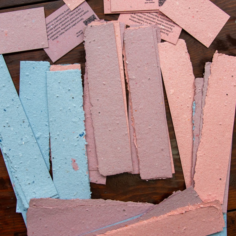 Perdirbto popieriaus su baziliko sėklomis atraižėlės